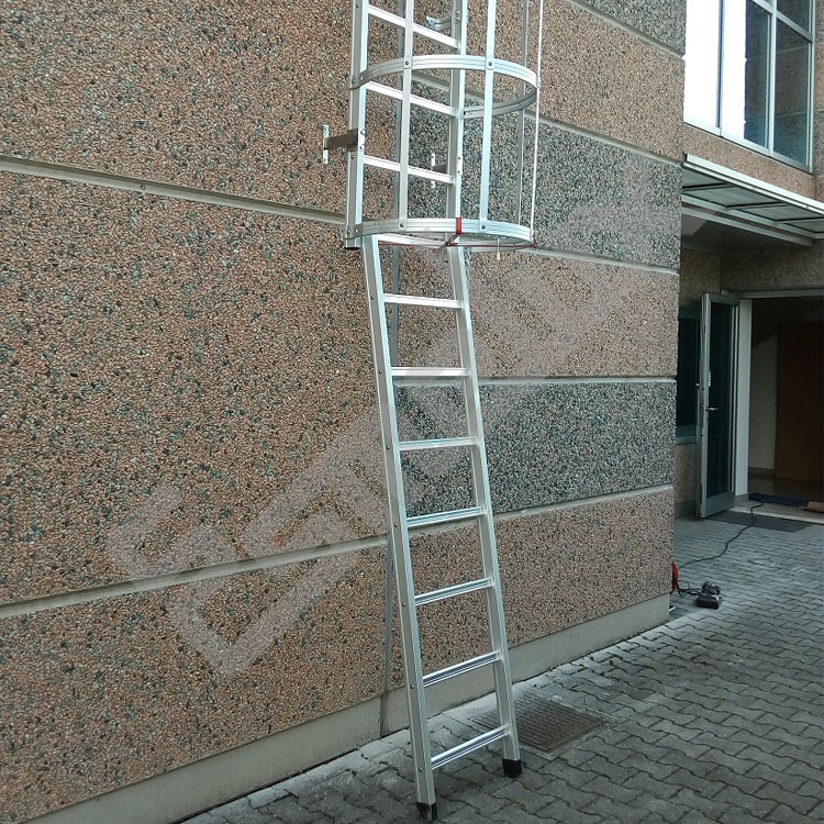 Conjunto anti acceso para escaleras fijas verticales. Aporta seguridad