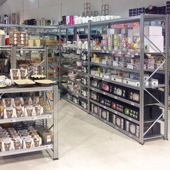 Instalaci�n de estanter�as met�licas con productos de menaje del hogar