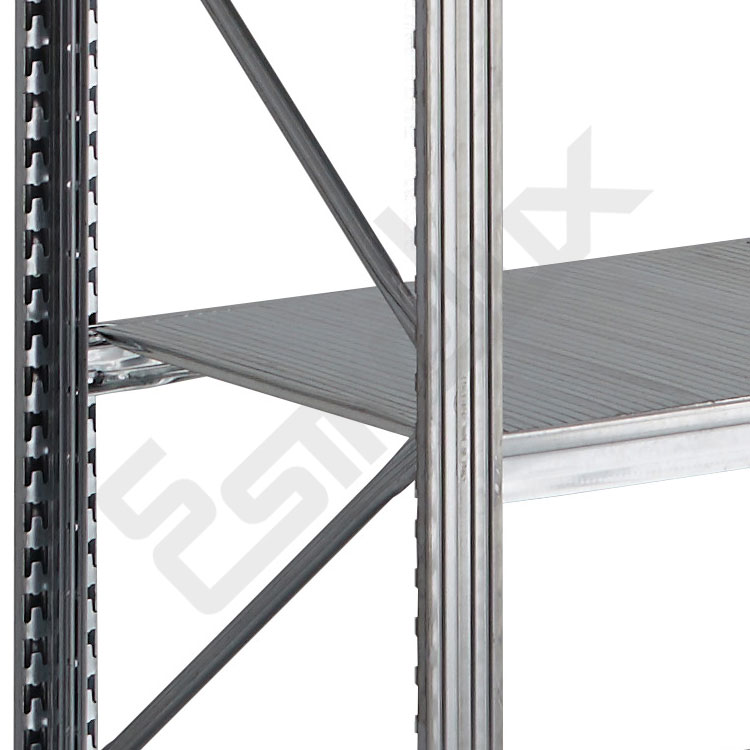 Estantes met�licos regulables en altura cada 33 mm