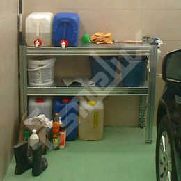 Mini estanter�a galvanizada en un garaje