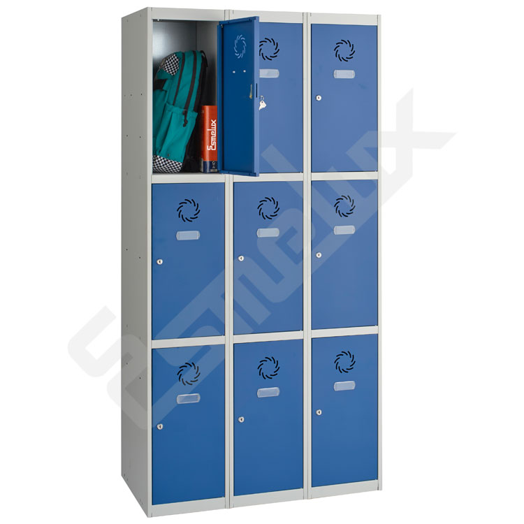 Taquillas con 3 x 3 puertas. Un total de 9 casilleros con llave para guardar pertenencias personales