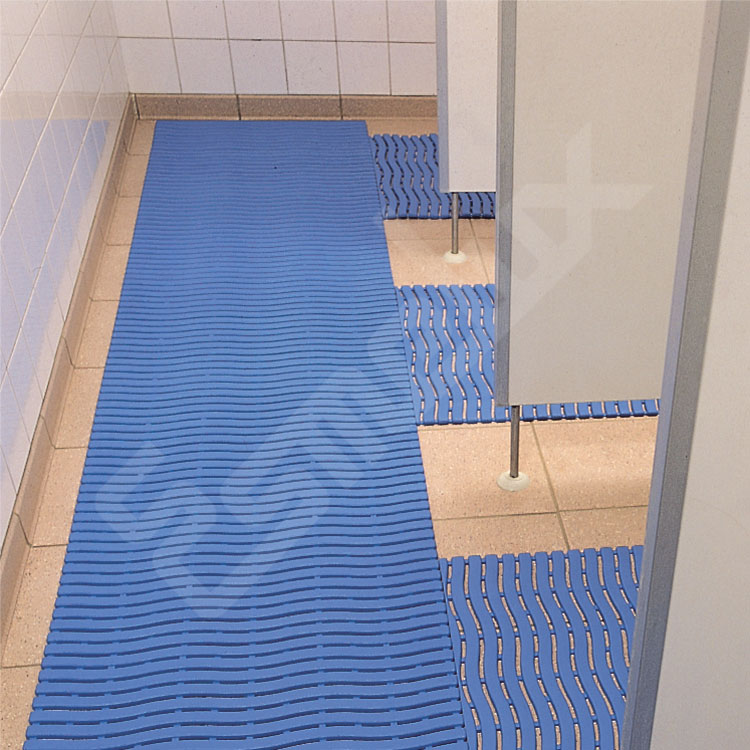 Alfombras de vestuarios ideales para zonas h�medas : piscinas, duchas, saunas, vestuarios, etc. Agradable tacto al pie. Fabricado en polietileno espesor 9 mm. Tratamiento antibacteriano, evita el crecimiento de hongos y favorece la higiene.