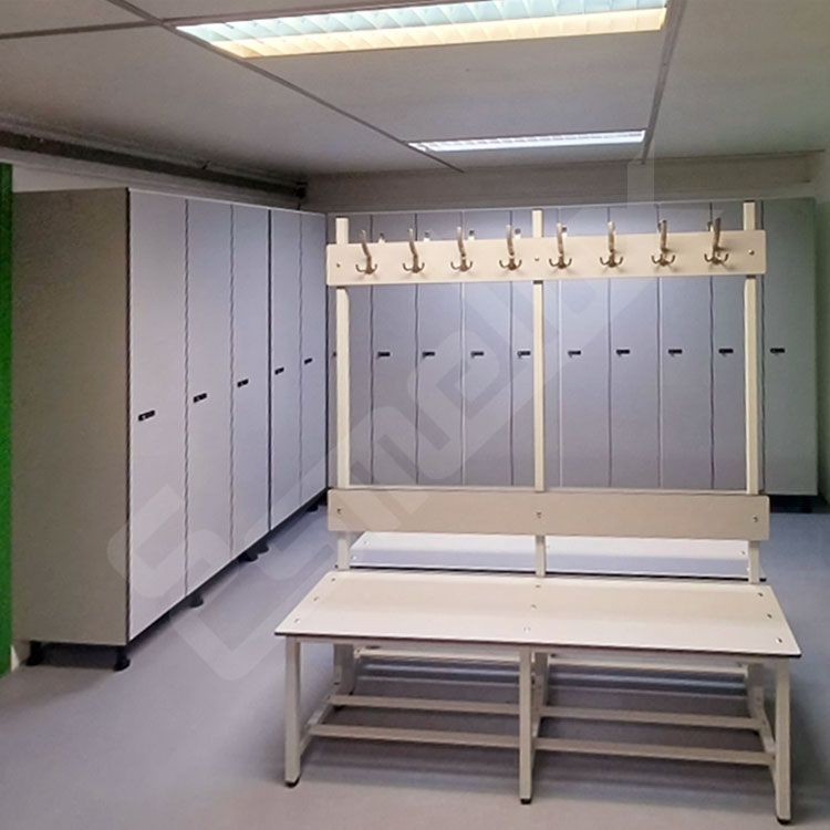 Vestuario con banco doble en fen�lico y taquillas
