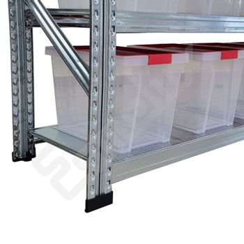 Pies de pl�stico de la estanter�a met�lica con cajas de organizaci�n