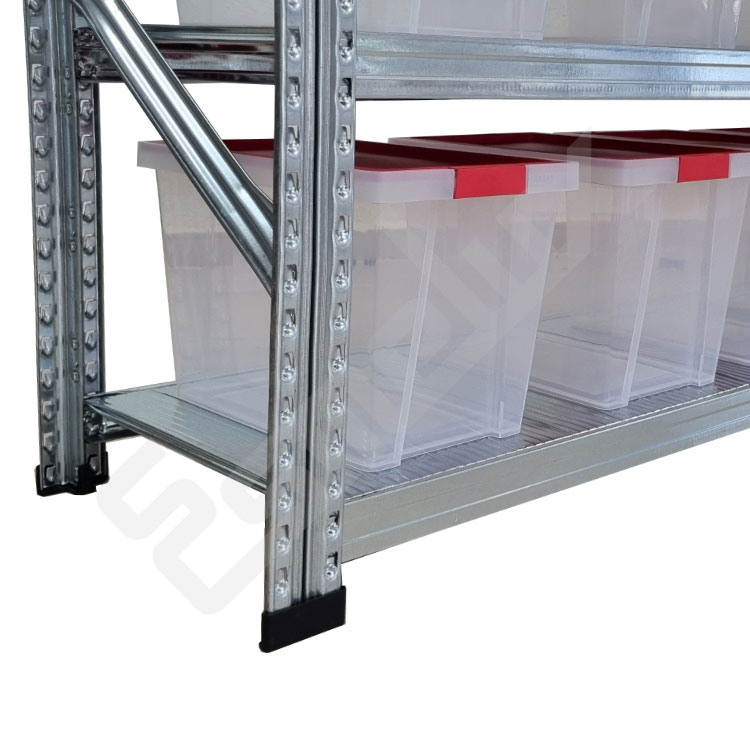 Pies de pl�stico de la estanter�a met�lica con cajas de organizaci�n