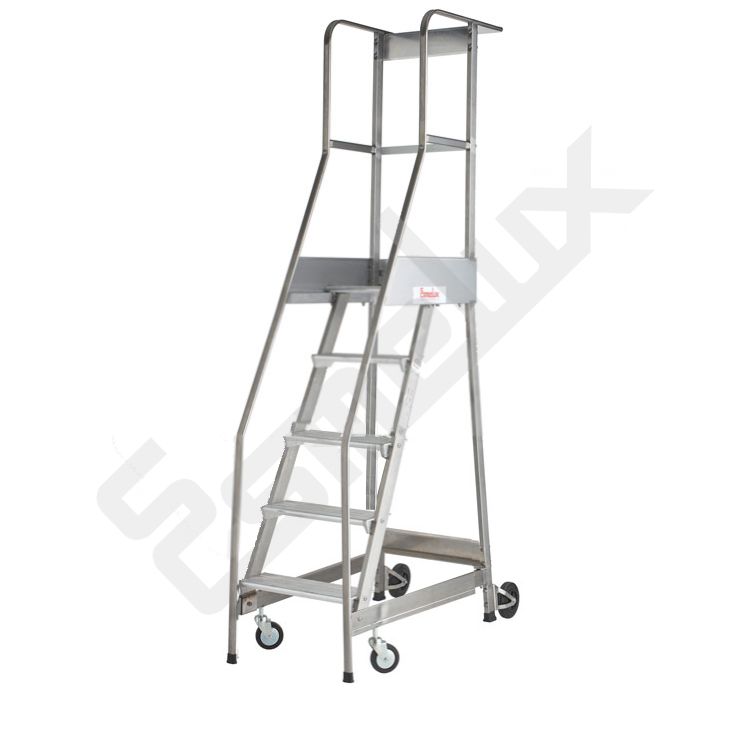 Escalera con ruedas y plataforma. Versi�n de 5 pelda�os