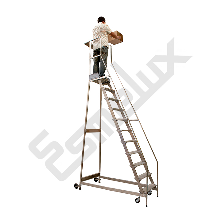 Escalera segura con plataforma ideal para almacenes. Estructura de acero inoxidable y pelda�os de aluminio