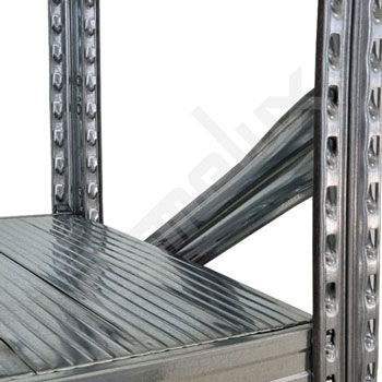 Detalle de las diagonales de la estanter�a met�lica