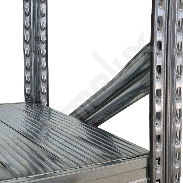 Detalle de las diagonales de la estanter�a met�lica
