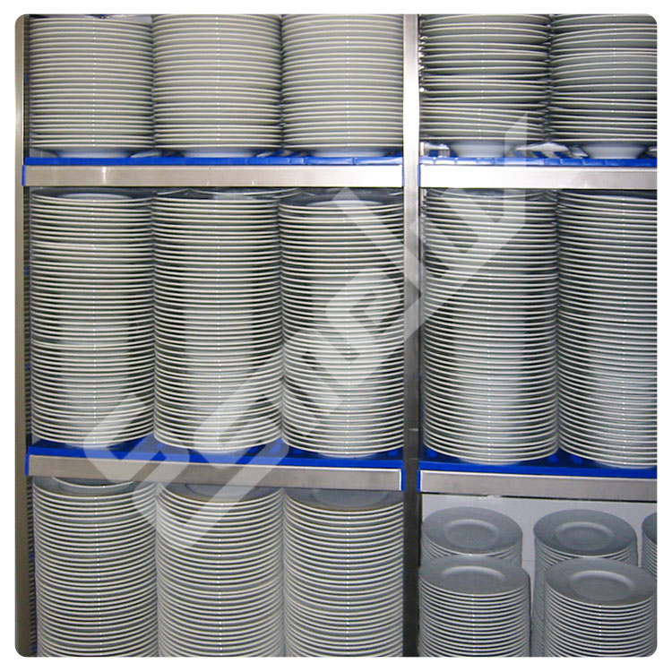Platos apilados en una estanter�a de acero inoxidable con estantes de polipropileno
