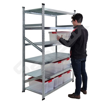 Operario colocando cajas de organizaci�n en una estanter�a met�lica
