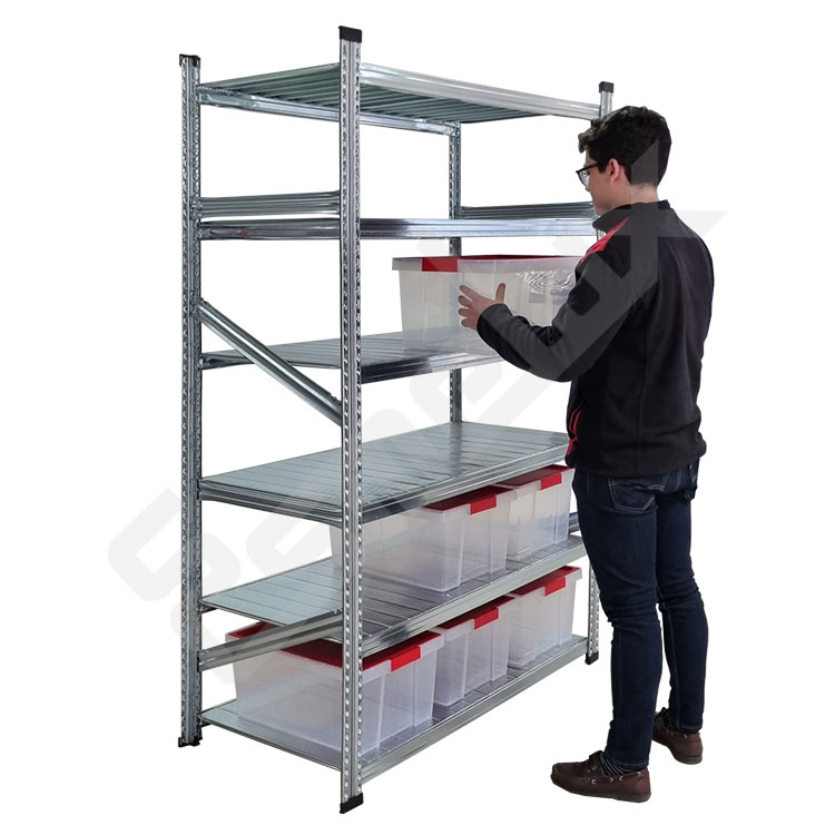 Operario colocando cajas de organizaci�n en una estanter�a met�lica