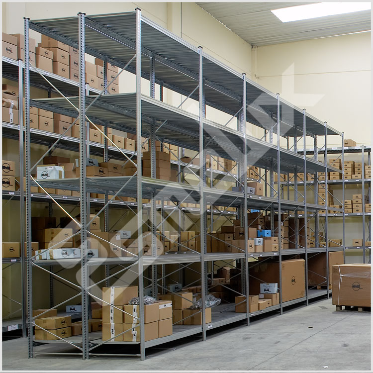 Almac�n con estanter�as modulares adaptables al espacio de trabajo