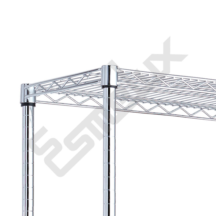 Detalle de estanter�a met�lica en acero cromado con estante de varilla y tubo vertical regulable