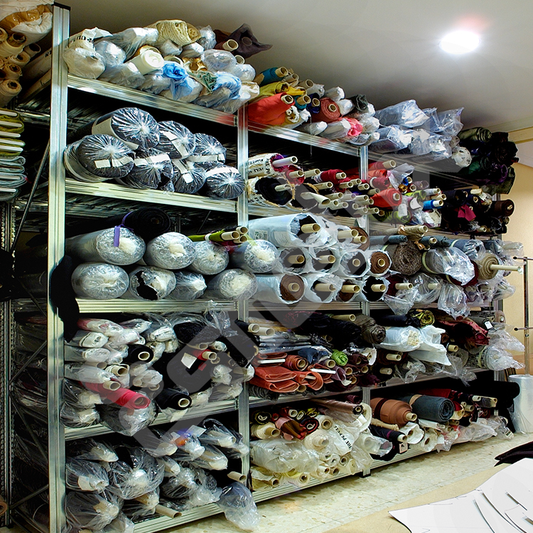Estanter�a met�lica galvanizada utilizada para almacenaje y exposici�n de ropa y textiles