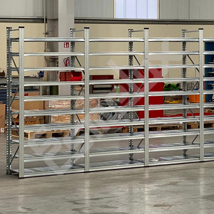 Estanter�a met�lica modular con muchos estantes adicionales
