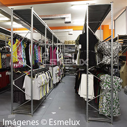 Almac�n con estanter�as met�licas de 4 colgadores y 2 estantes para ropa y textiles