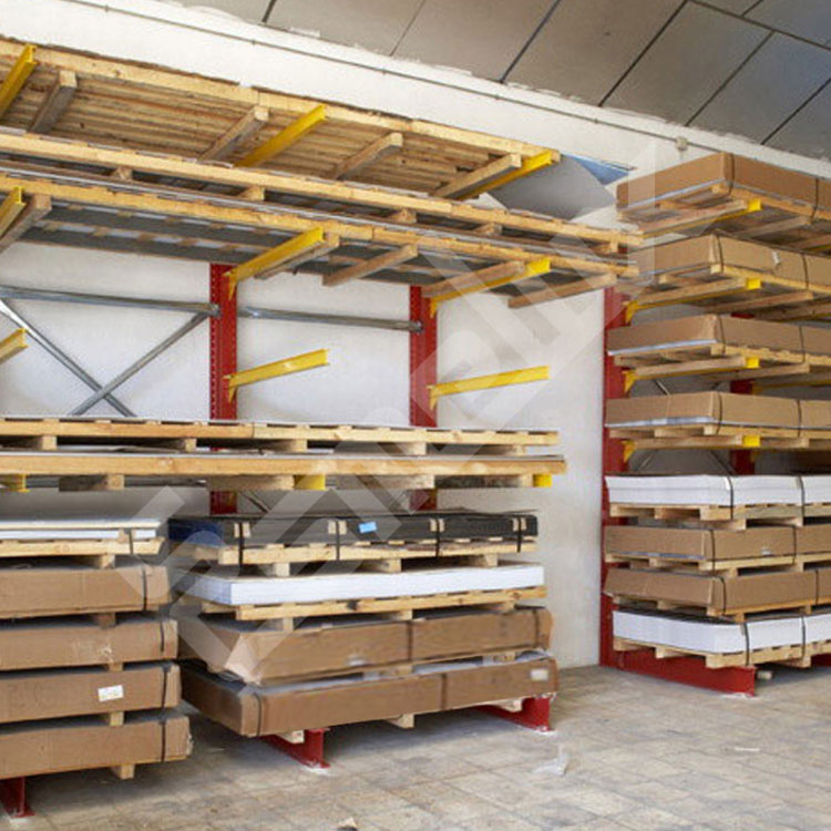 Instalaci�n de estanter�as Cantilever Simples para grandes cargas