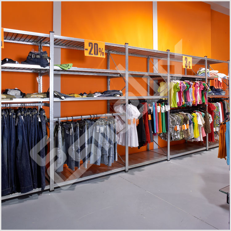 Instalaci�n de Estanter�as en tienda con barras portaperchas y estantes
