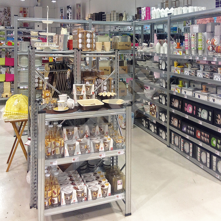 Tienda con una instalaci�n de estanter�as met�licas para la exposici�n de productos de menaje del hogar