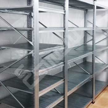 Instalaci�n de estanter�as met�licas modulares adaptadas al espacio disponible