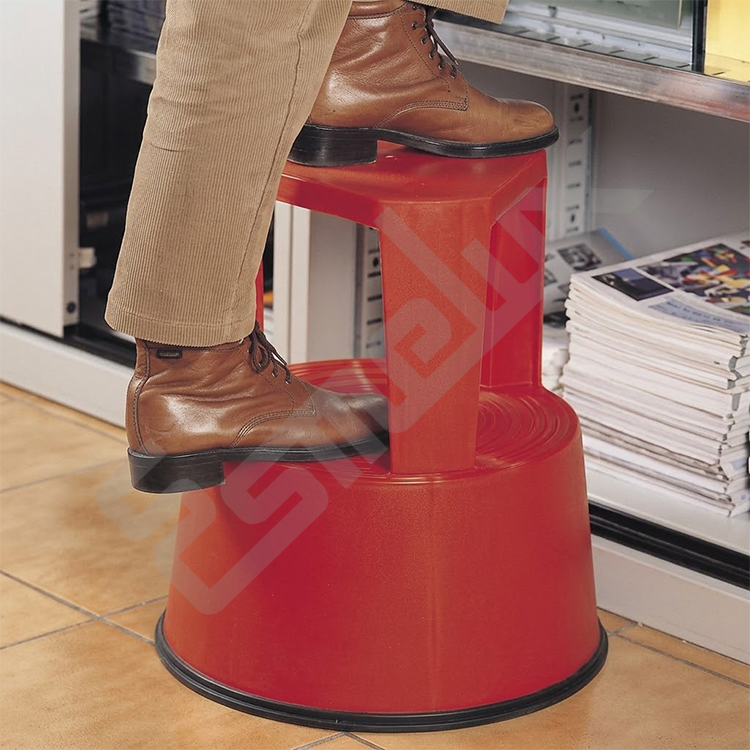 Taburete rodante en color rojo ideal para hogares, oficinas, negocios, etc.