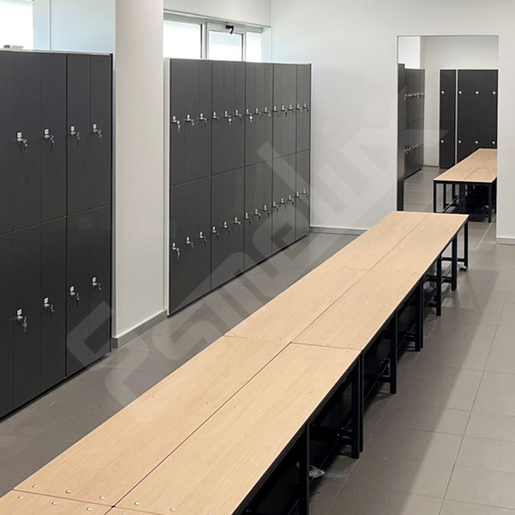 Instalaci�n en un vestuario de bancos inox y taquillas fen�licas MG